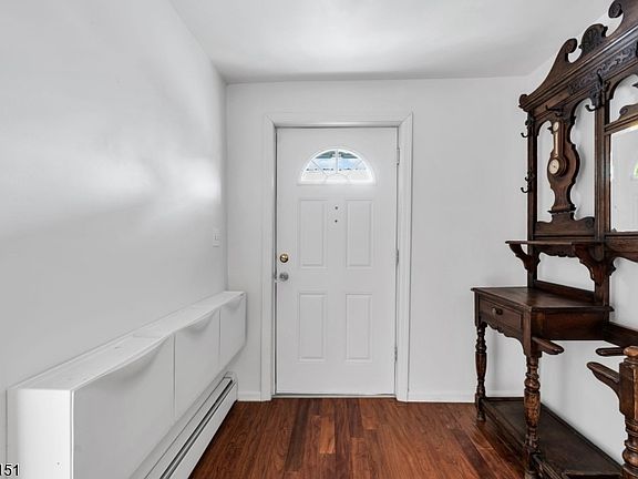 2nd image of 33 Wall St