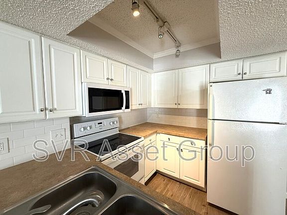 3rd image of 100 Fairway Park #1705