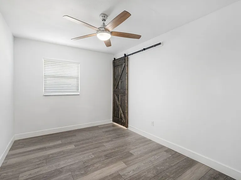 608 Overhill Dr — Photo 17