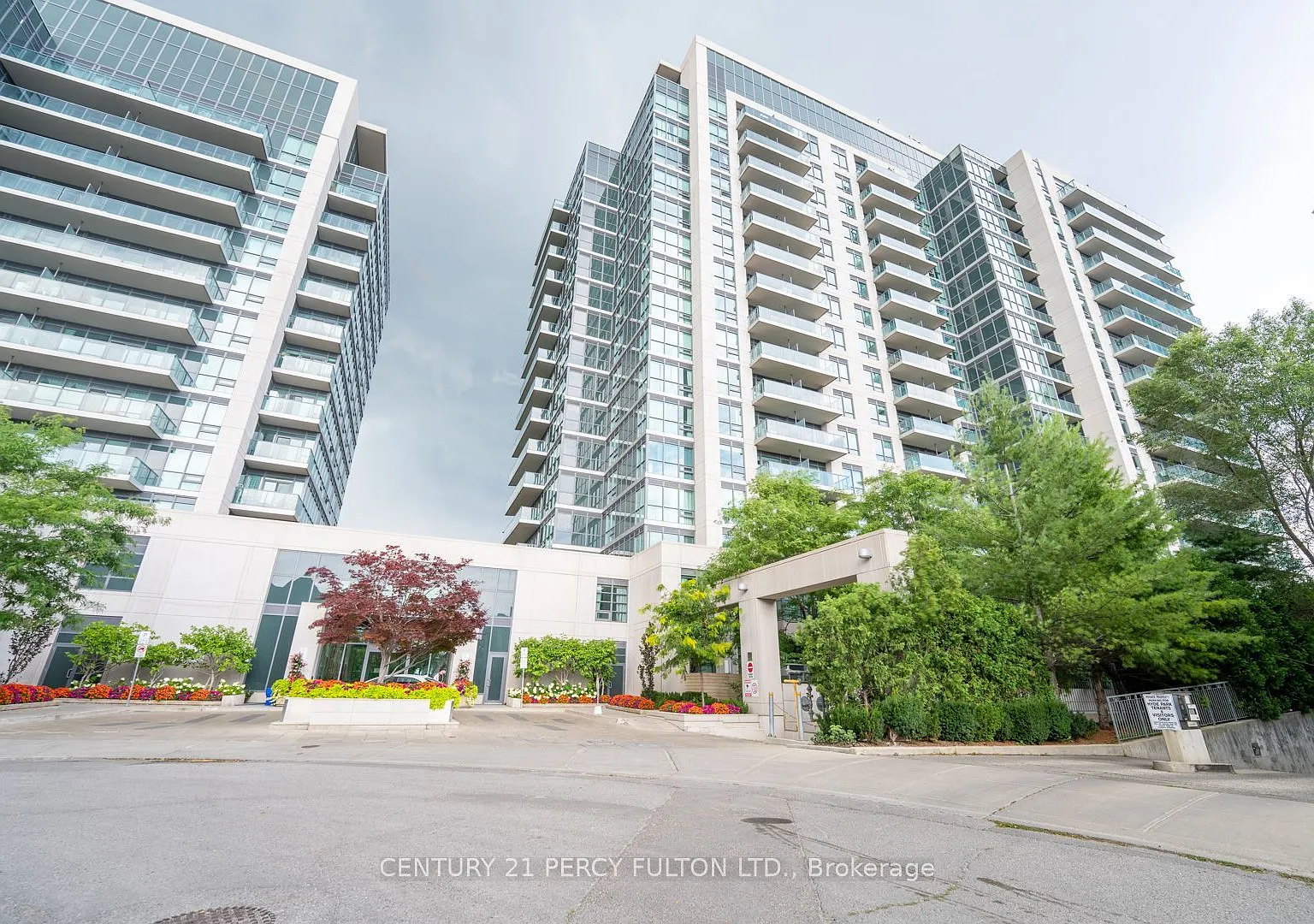 Scenic on Eglinton — Photo 2