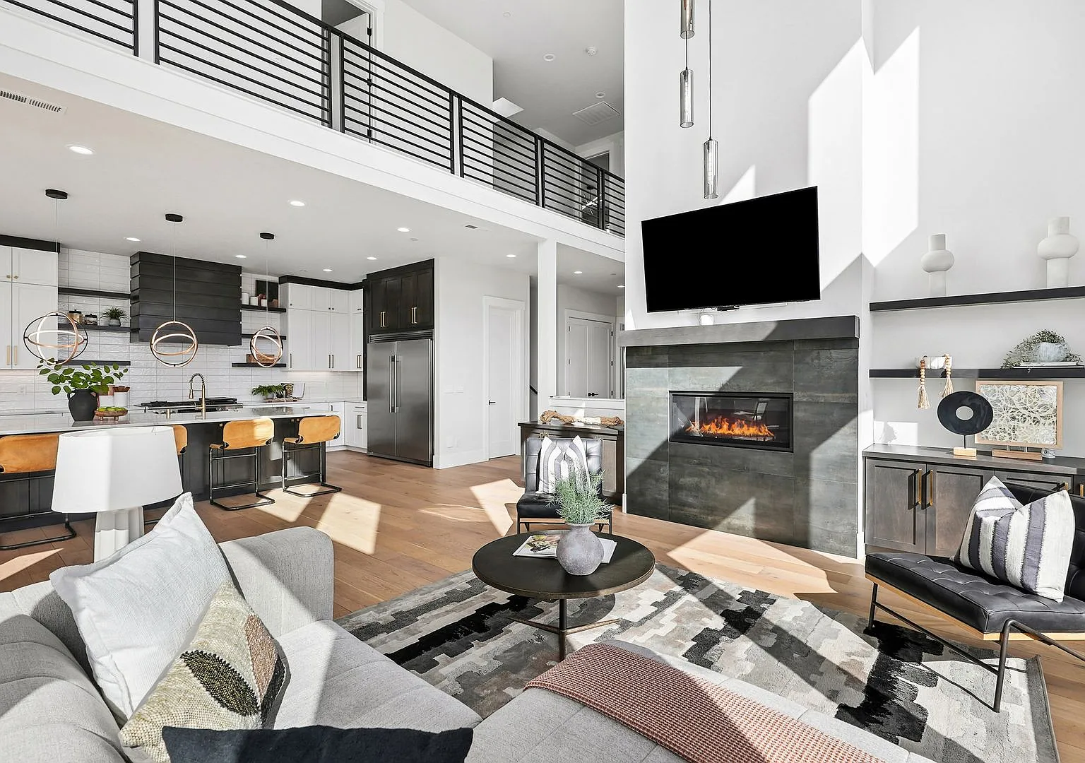 Elevated Luxury With Sweeping Columbia River Views — Photo 2
