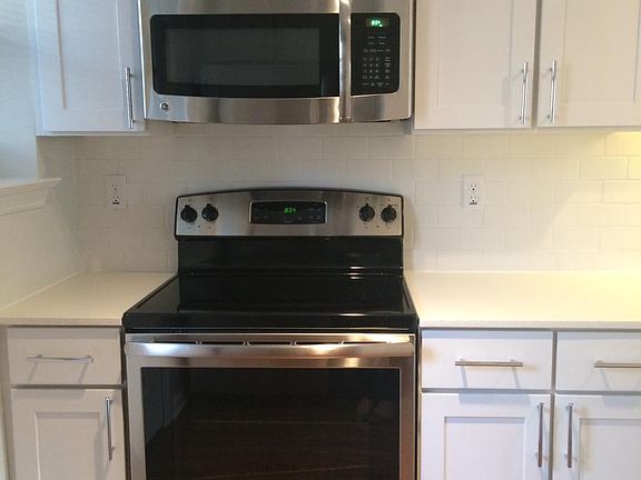 All stainless steel appliances and exquisite quartz countert