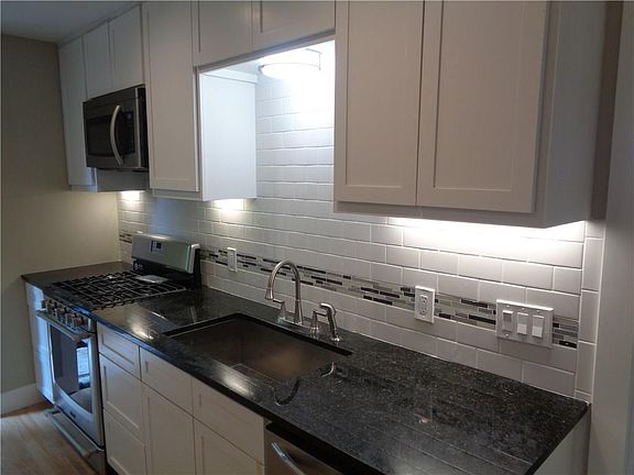 3rd image of 3205 Grooms St APT A