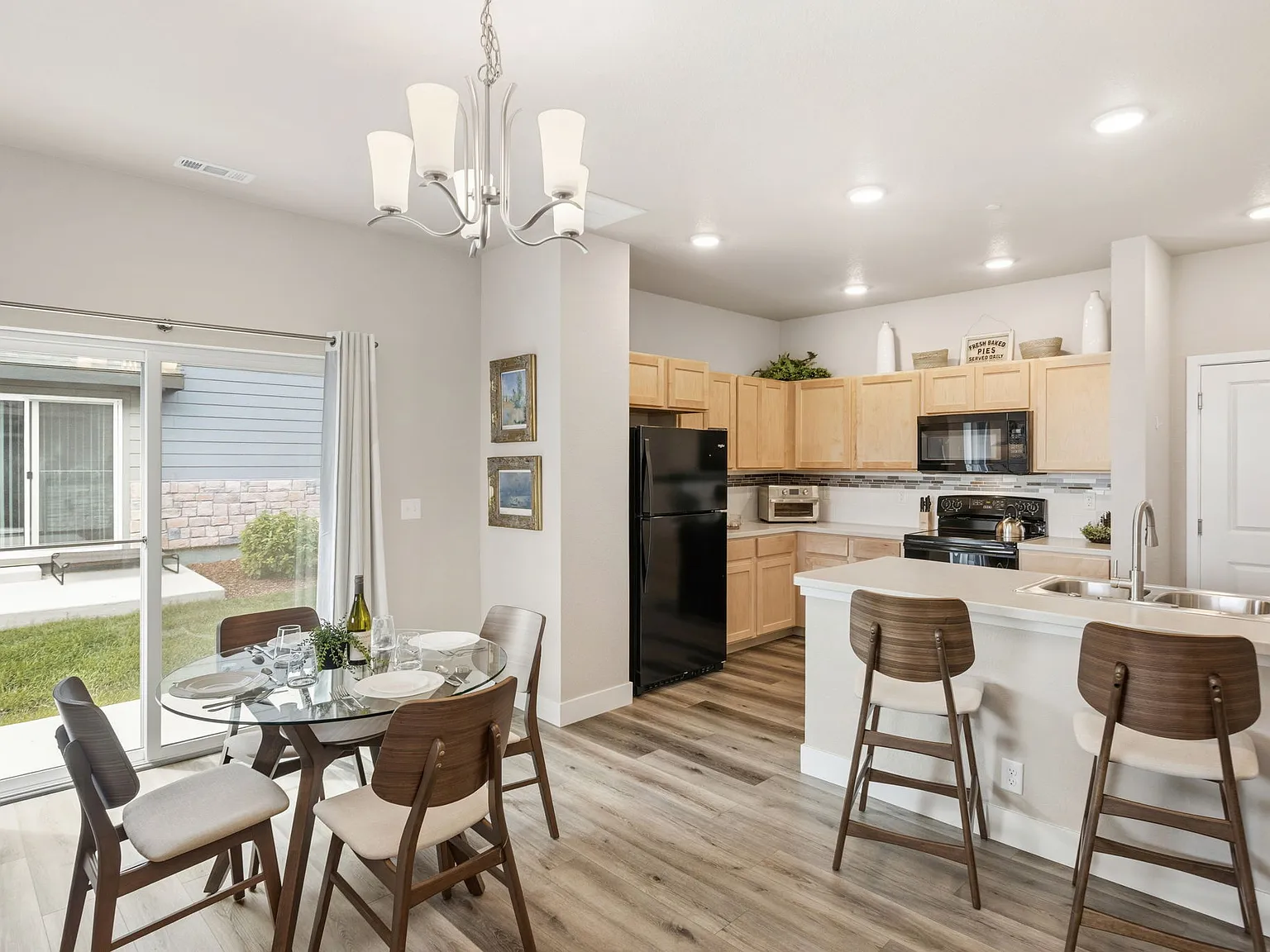 3 bed, 1800 sqft, $3,495 — Photo 4