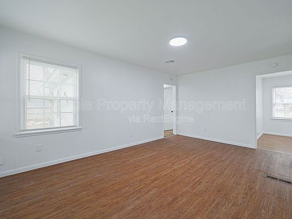 3rd image of 3704 SW 40th Pl
