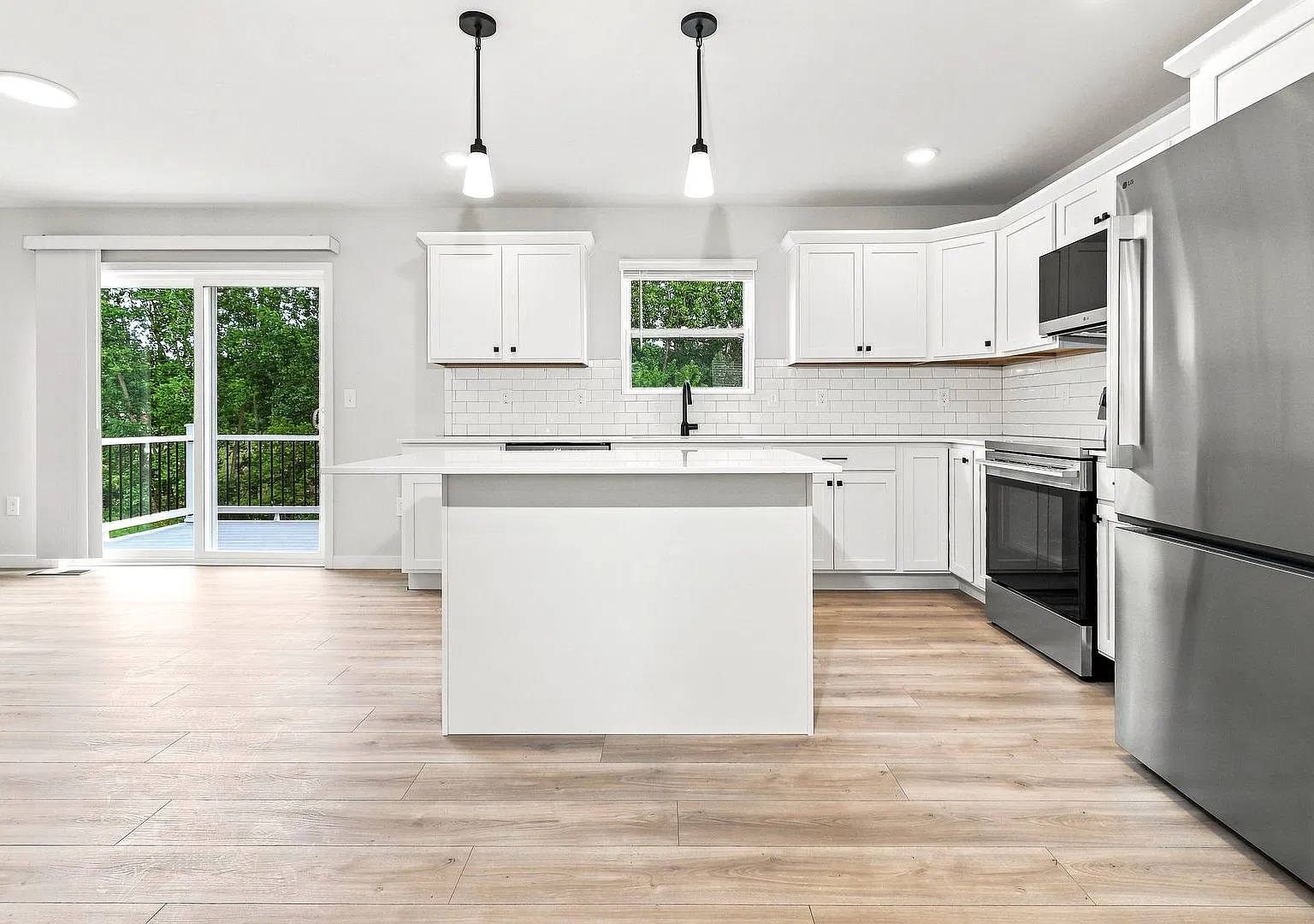 1 Month FREE Rent! Applied to Your First Full Month. Terms & Conditions Apply. — Photo 3