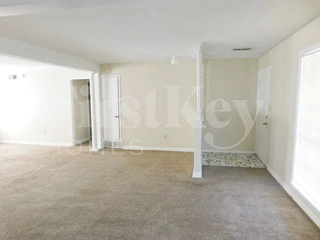 3034 Oak Allee St — Photo 3
