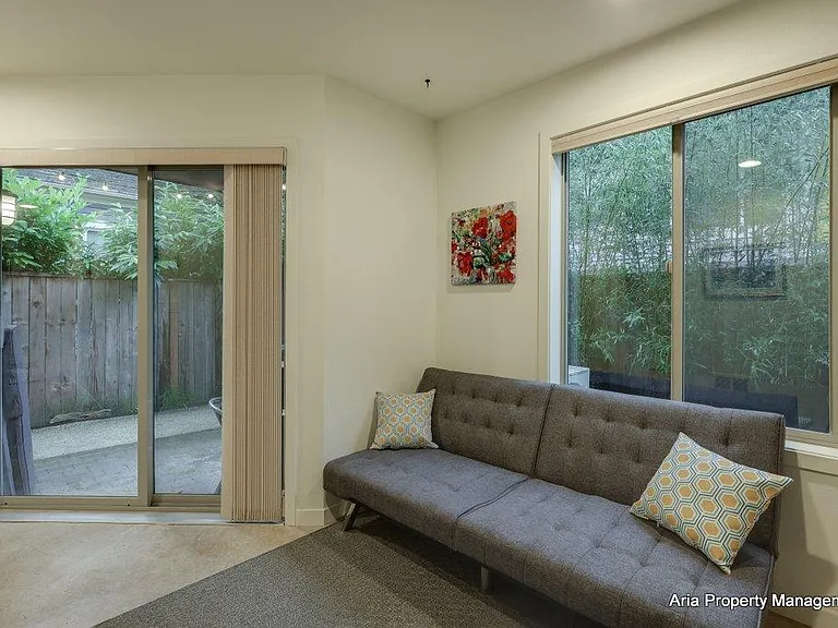 163 SE 13th Ave — Photo 7