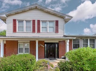 1284 Wood Trl, Elk Grove Village, IL 60007
