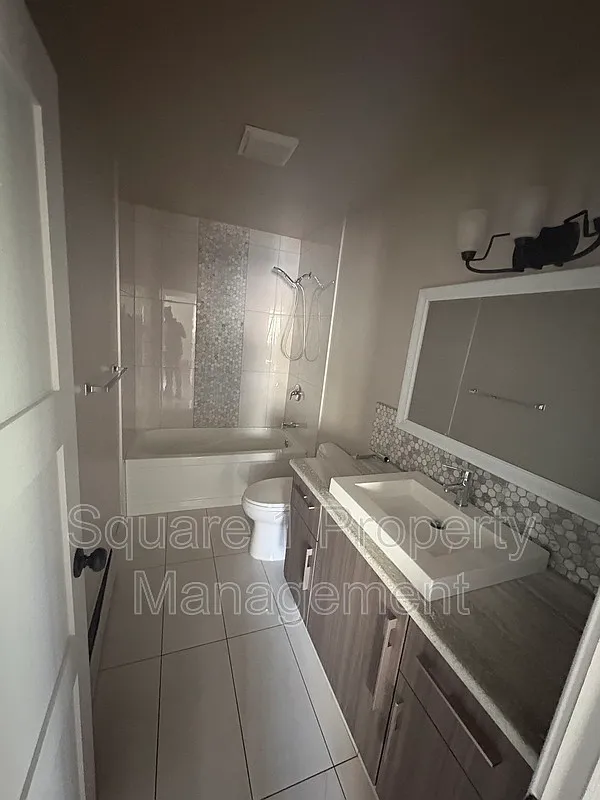 2 bed, 1.0 bath, $1,600 — Photo 4