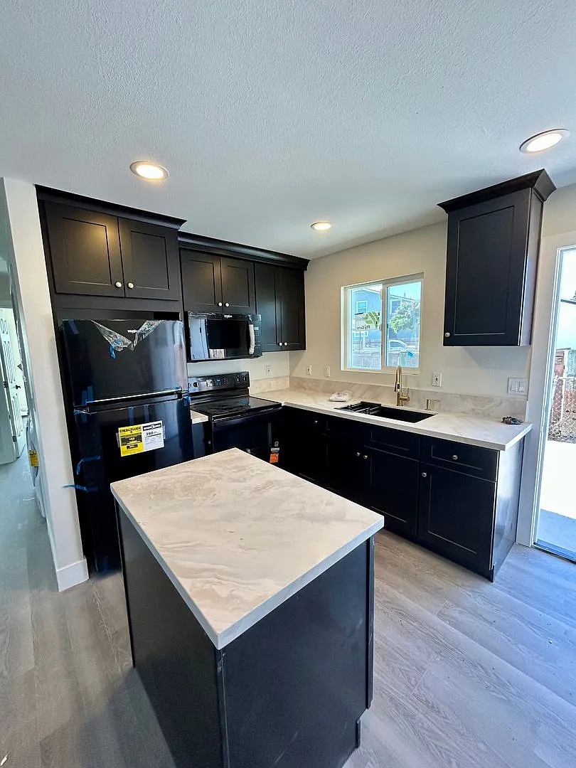 Newly Constructed 2bd/1ba in Oak Park — Photo 1
