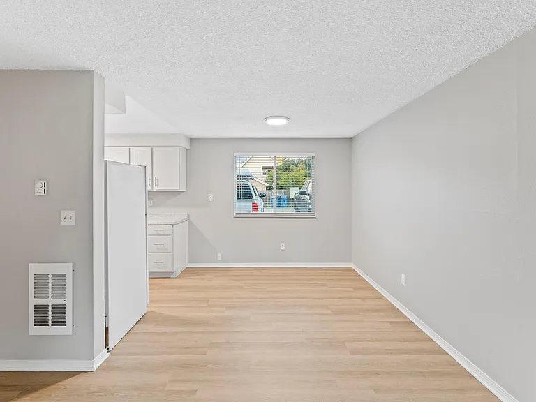 511 Avenue D #A — Photo 4