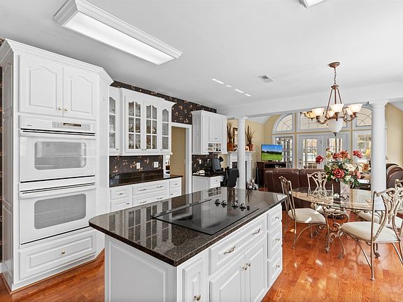 5th image of 1077 Links Dr.