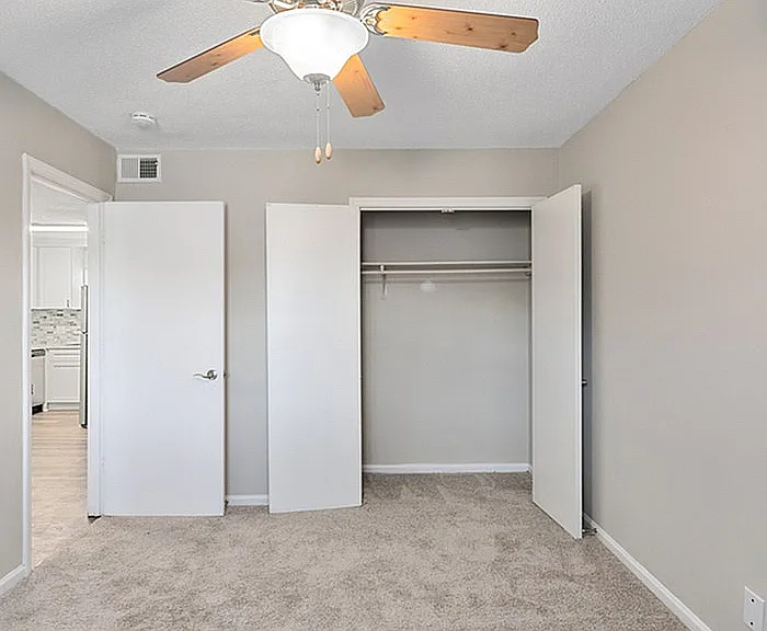 Experience comfort in this cozy bedroom featuring modern amenities.