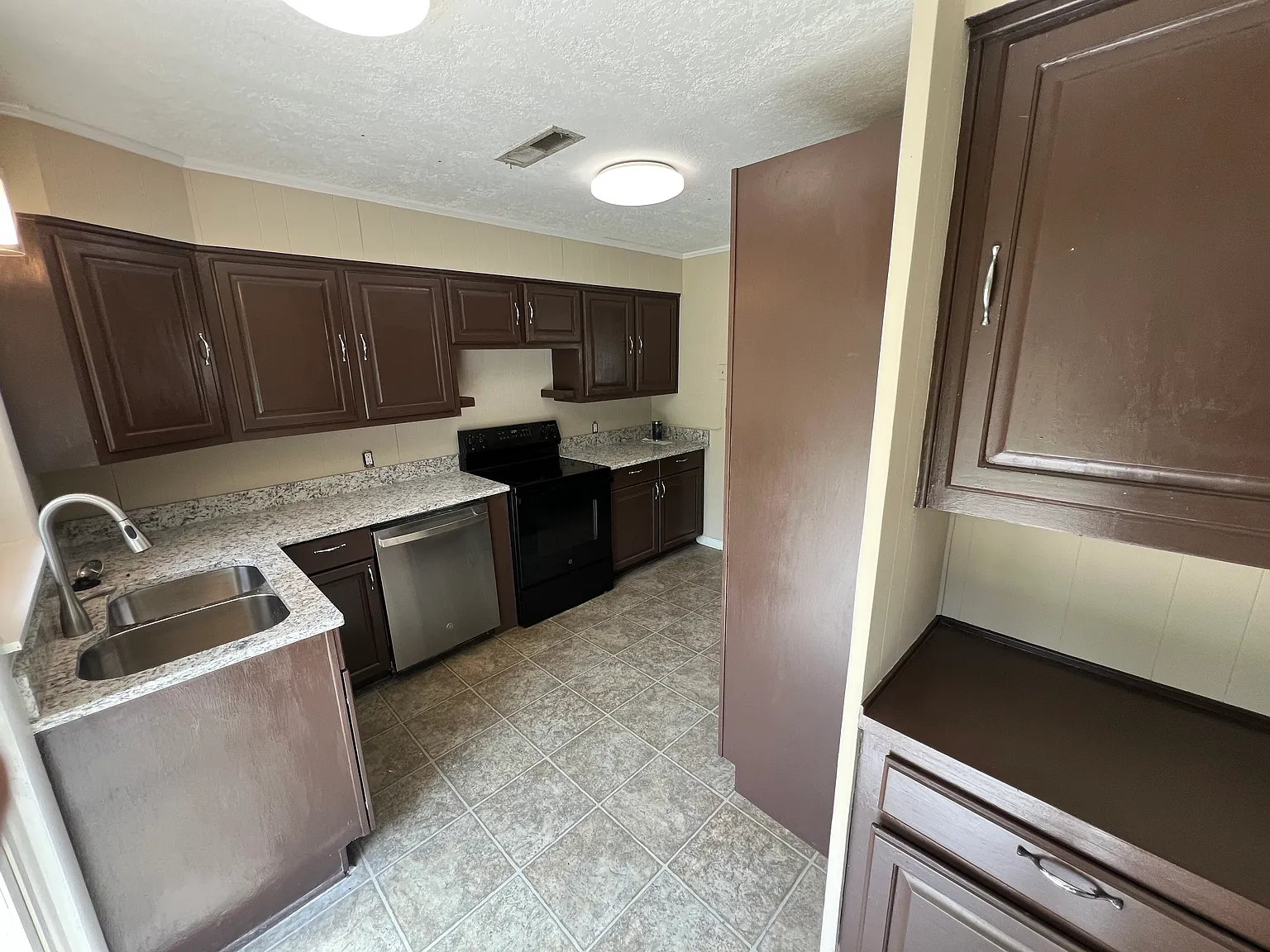 4 bed, 1588 sqft, $2,400 — Photo 4