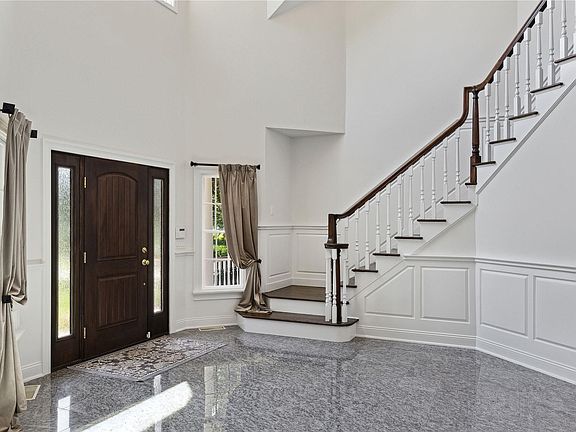 3rd image of 18 Cedar Ln