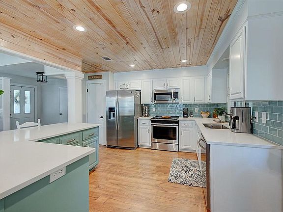 4th image of 135 Waterview Cove Dr