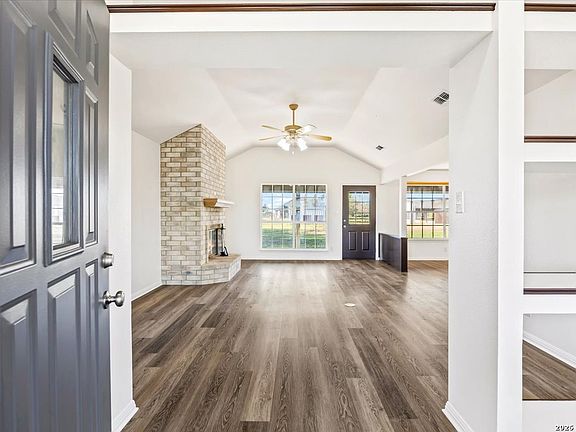 4th image of 14890 Saint Hedwig Rd