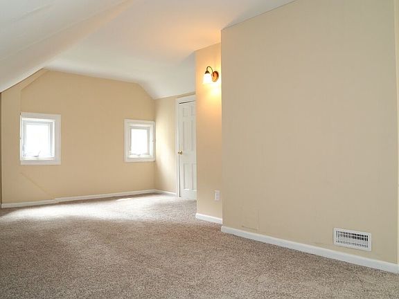 4th image of 102 Bryn Mawr Ave