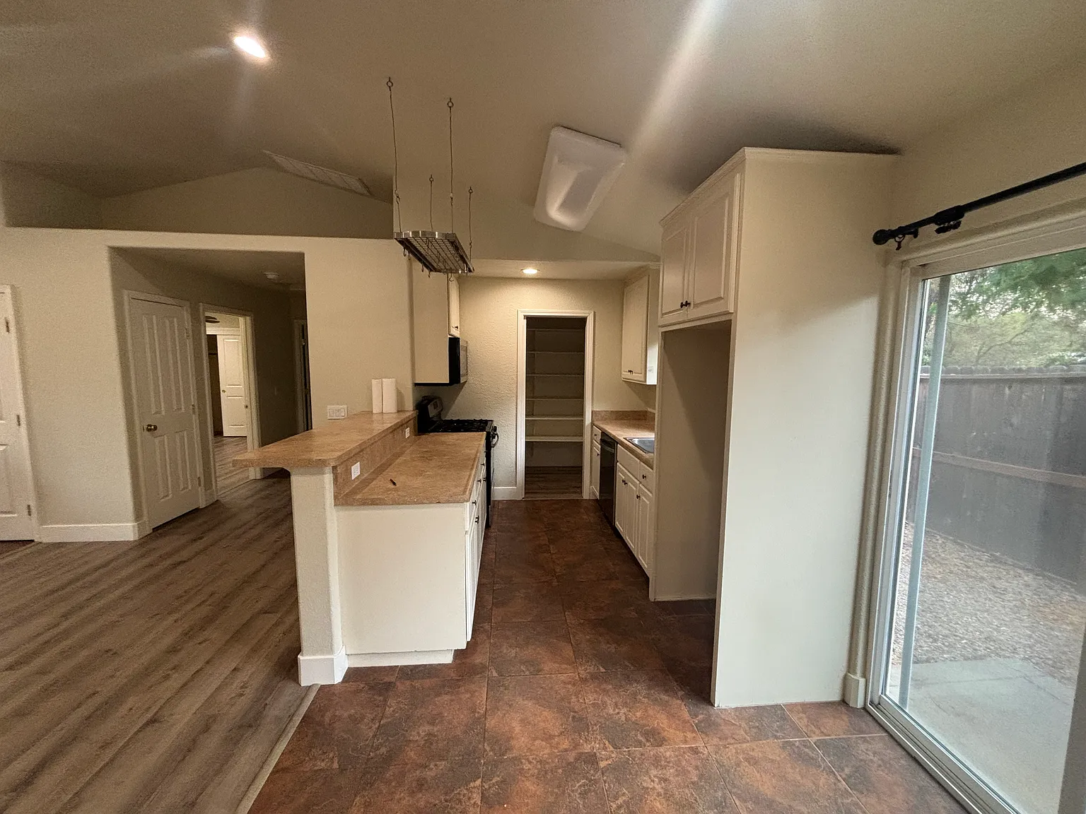 2 bed, 1100 sqft, $2,050 — Photo 2