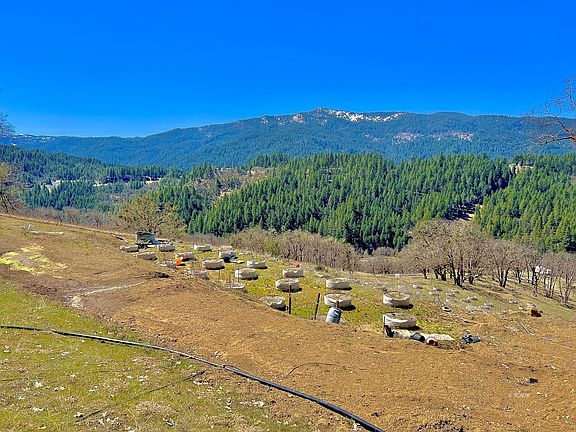 3rd image of 1786 County Line Creek Rd