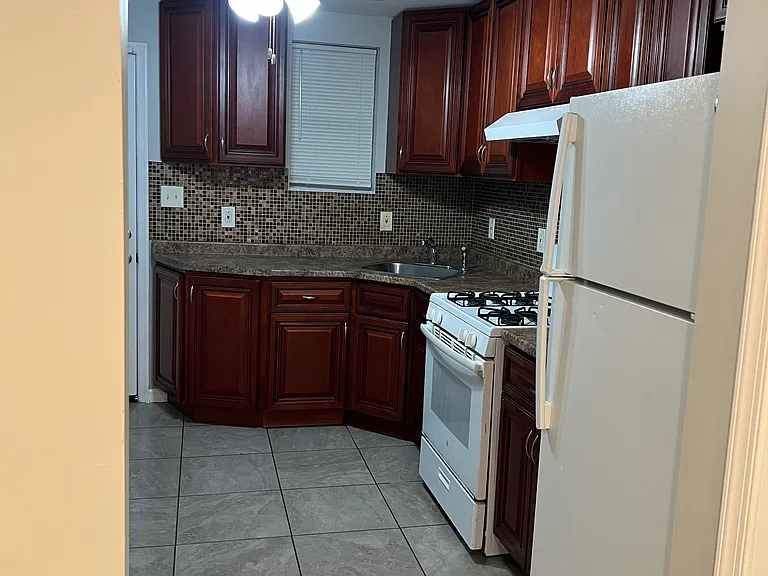 145 E Pleasant St — Photo 4