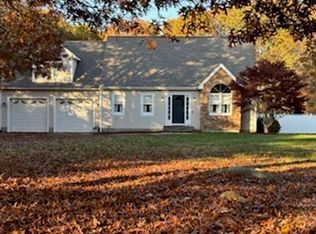 17 Goldfinch Dr, Dartmouth, MA 02747