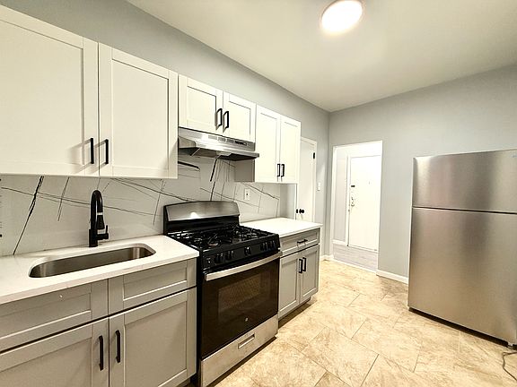 3rd image of 115 Belgrove Dr #1