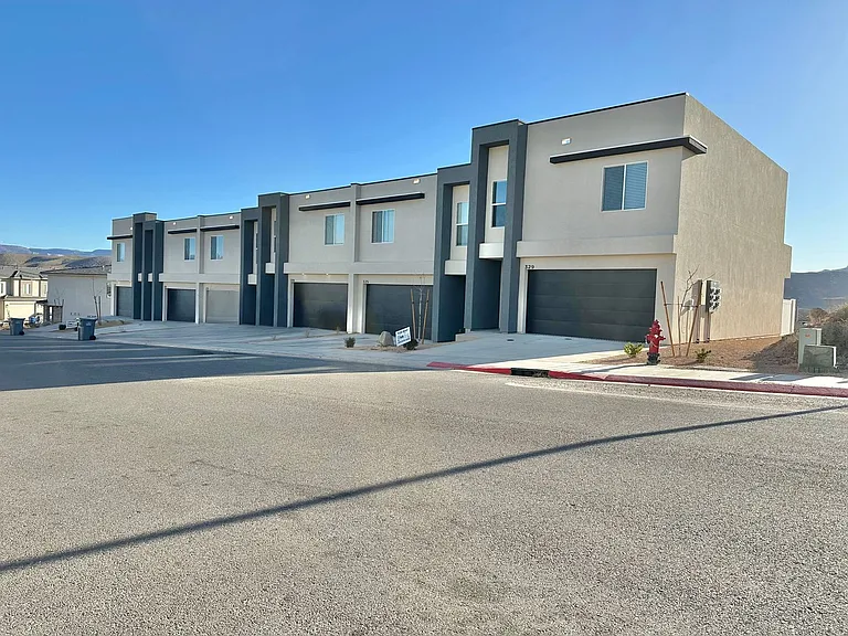 329 S 1930 W — Photo 2