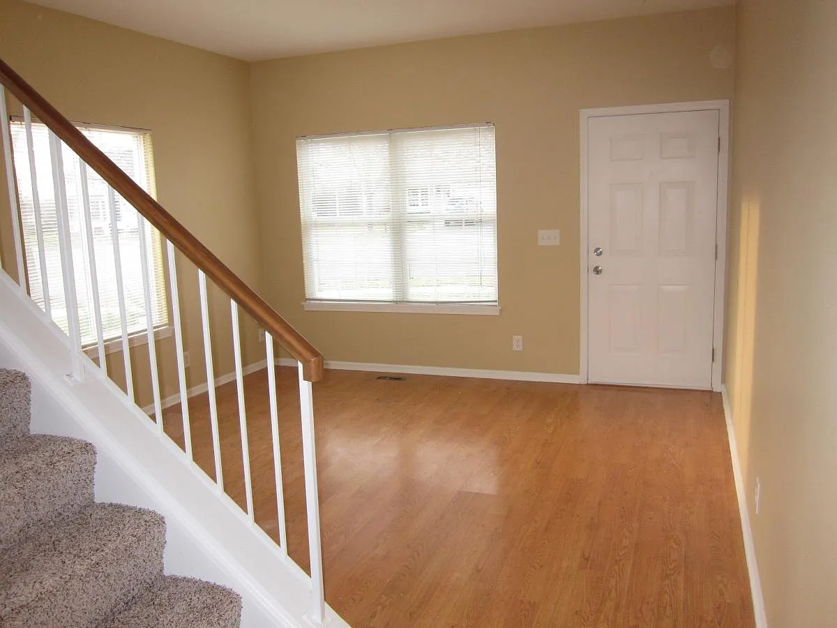 3 bed, 2.5 bath, 1382 sqft, $3,300 — Photo 2