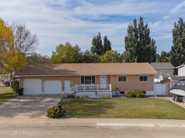 731 Baker Ave, Dickinson, ND 58601
