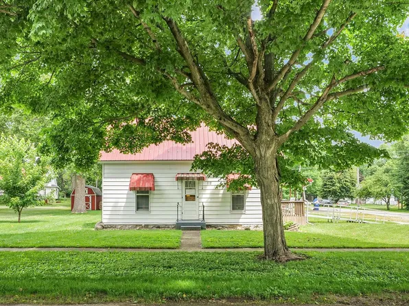 112 4th St, Ivesdale, IL 61851