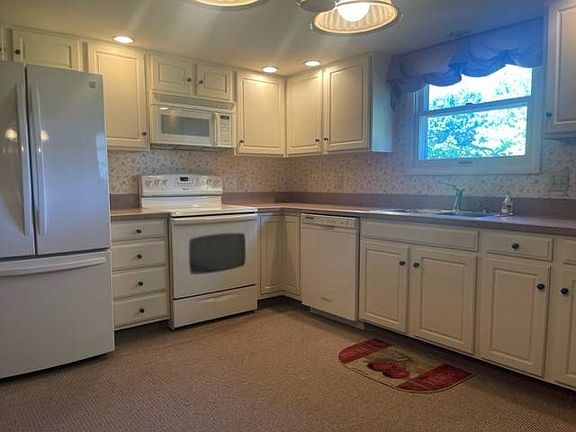 2nd image of 59016 Melrose Pl