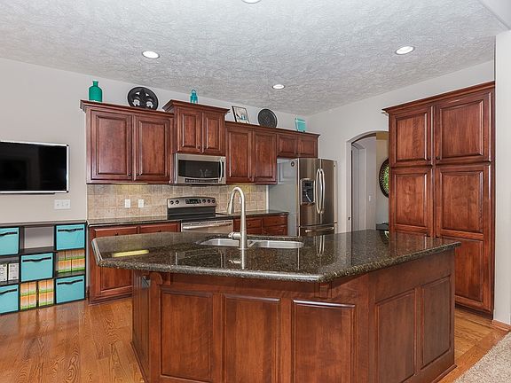 5th image of 5622 S 165th St