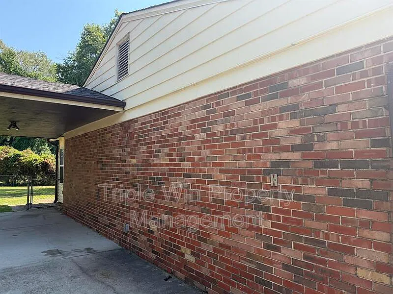 2 bed, 1.5 bath, 1200 sqft, $1,549 — Photo 3