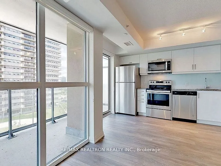 20 Meadowglen Pl #534 — Photo 4