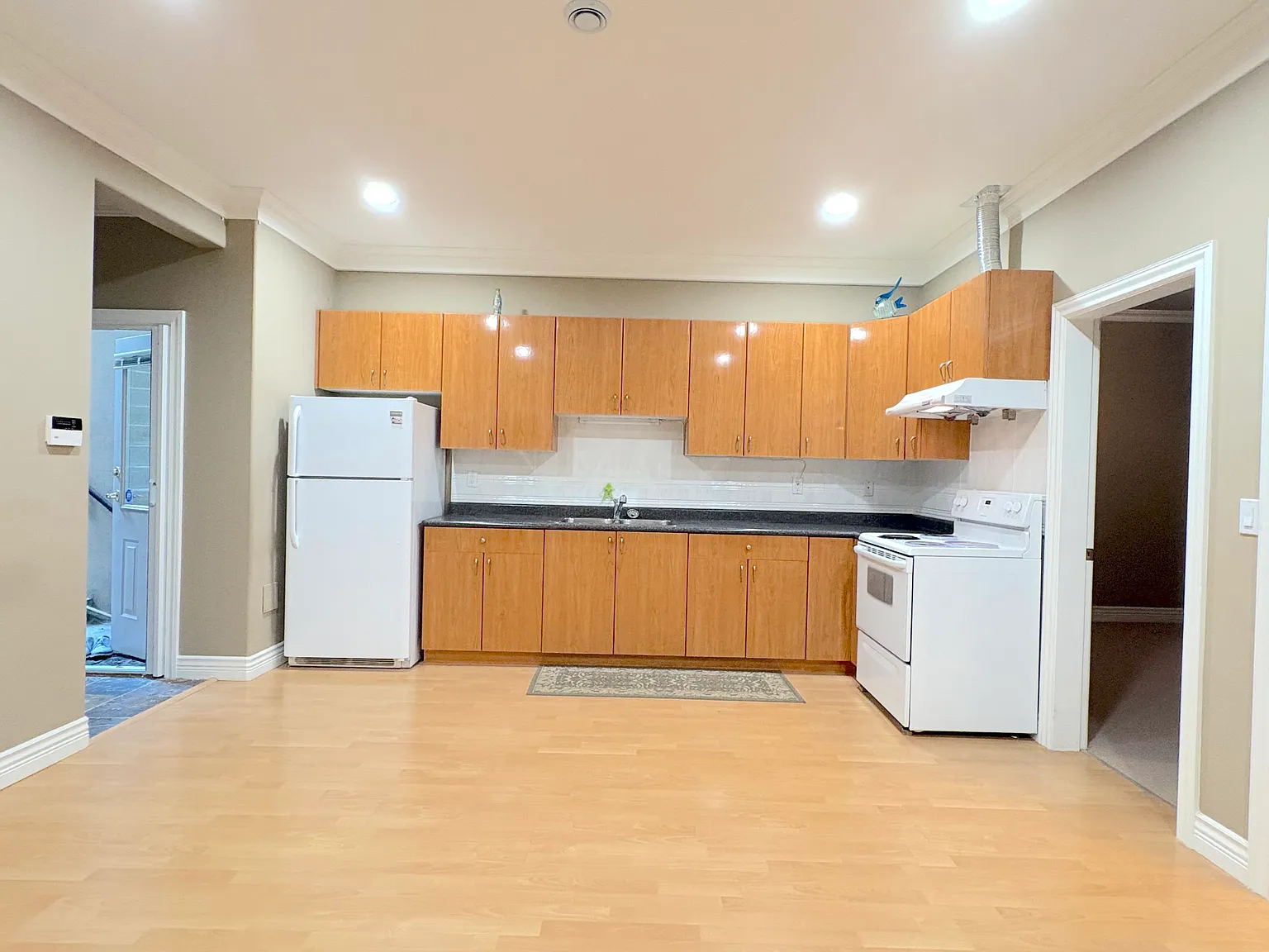 2 bed, 850 sqft, $1,699 — Photo 2