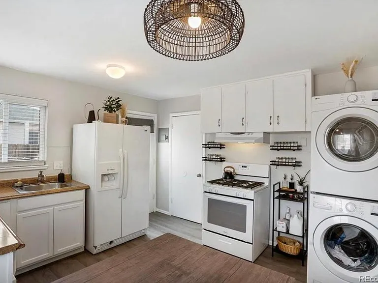 860 Oakland St — Photo 13