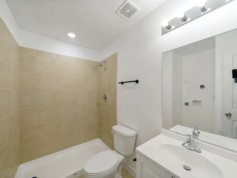 903 Canterbury #1102 — Photo 16