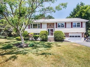 4 Parliament Ln, Woburn, MA 01801