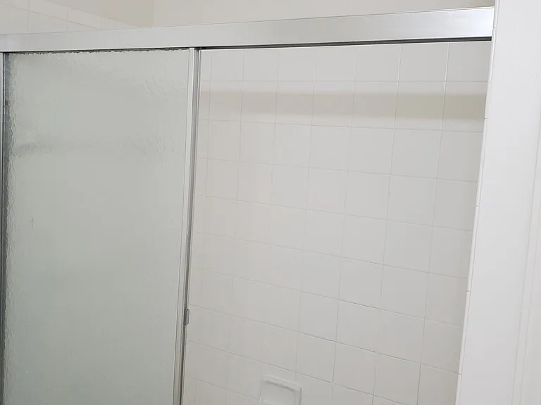 2nd bathroom / tub