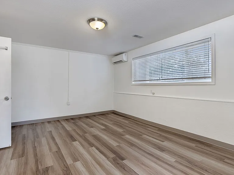 1 Bed 1 Bath in Prime NW District! — Photo 9