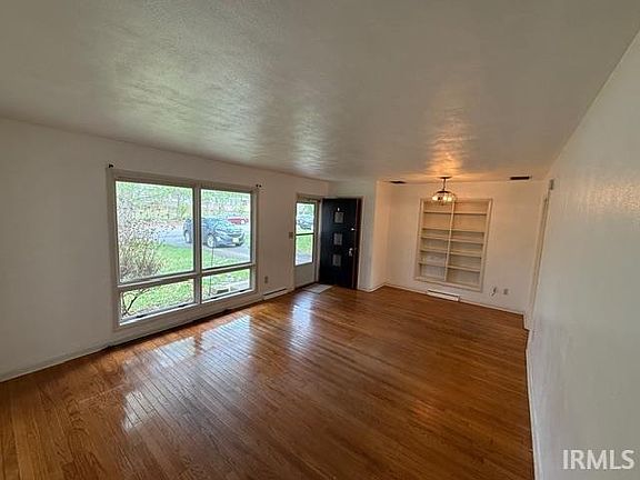 3rd image of 905 S Eastside Dr