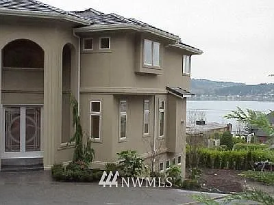 2423 E Lk Sammamish SE photo 1