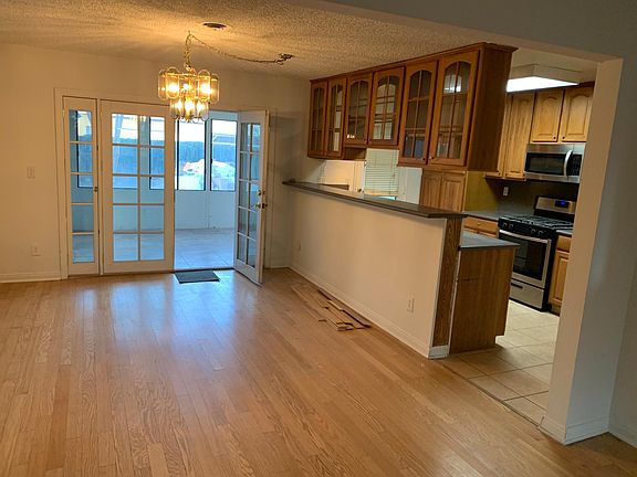 3rd image of 22443 Saticoy St