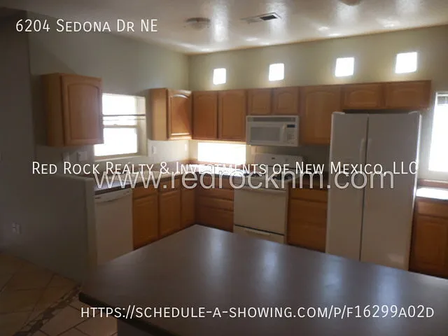 Rarely available 4BR Home in High Desert — Photo 2