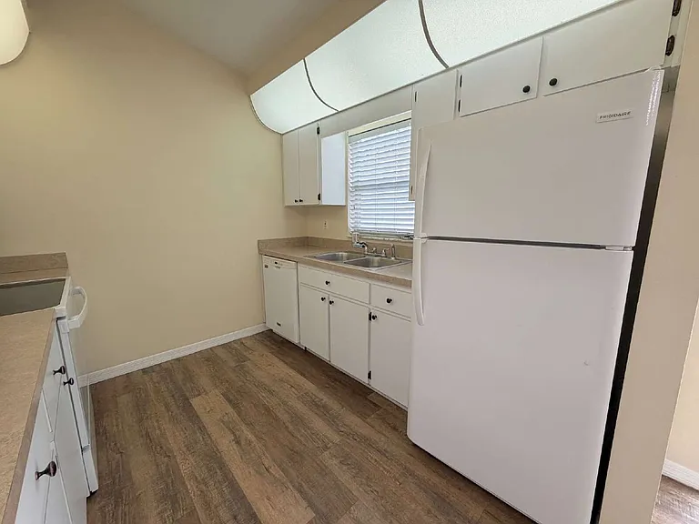 10297 Hemlock St — Photo 10