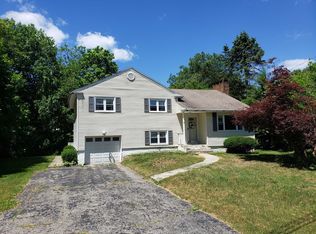7 Danvers Ln, Hyde Park, NY 12538