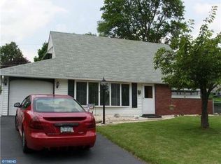 15 Tinsel Rd, Levittown, PA 19056