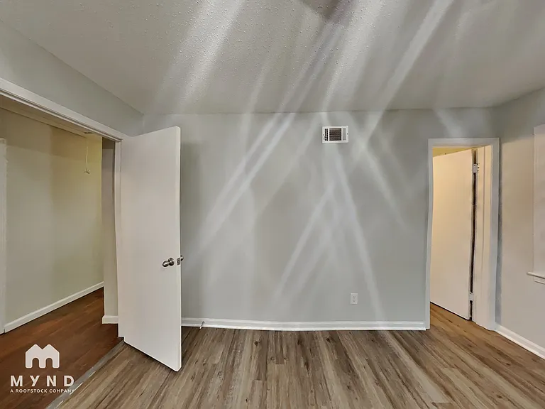 2154 Ashland Dr — Photo 9
